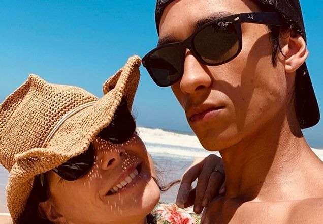 Atriz de 49 anos publica foto picante com namorado de 19 e gera burburinho na web