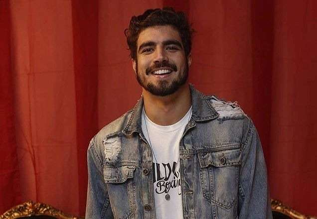 Assumiu de vez? Caio Castro posta foto sem camisa e tira o fôlego de Grazi Massafera