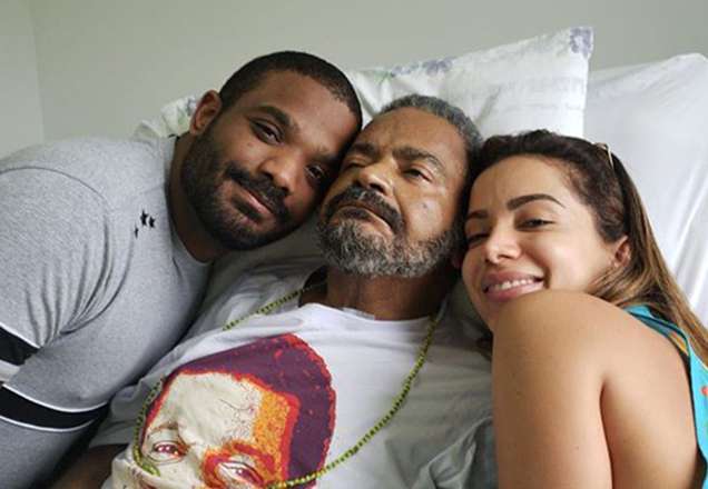Anitta faz visita ao sambista Arlindo Cruz no Rio de Janeiro