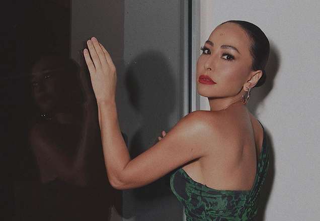 Sabrina Sato capricha na fenda do vestido e deixa pernocas pra jogo