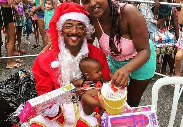 Nego do Borel faz a alegria do morro no "Natal sem fome"