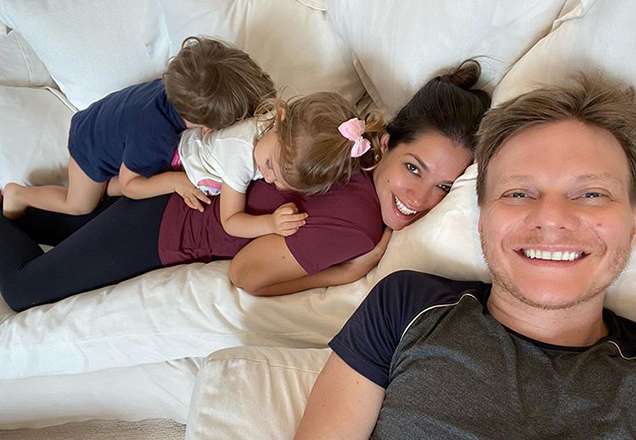 Dando show de simpatia, Melinda dá tchauzinho fofo em passeio com Thais e Teló