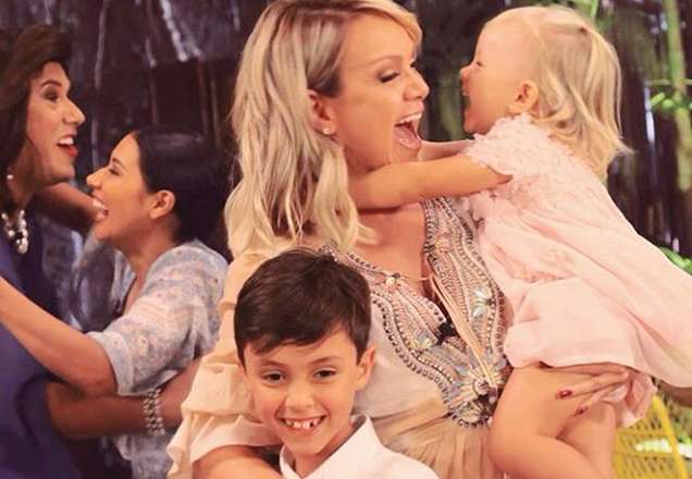 Eliana posta vídeo raro com a filha e atitude da menina encanta