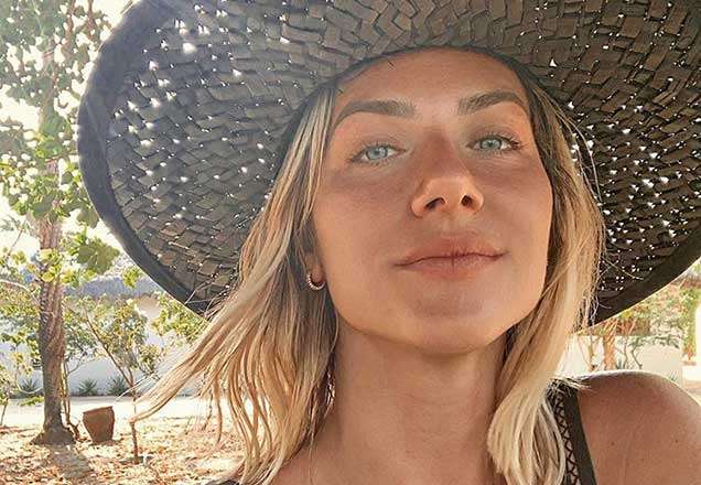 Giovanna Ewbank exibe barriguinha e se declara para o bebê que está esperando