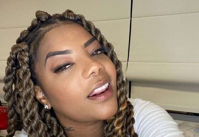 Em barco de luxo, Ludmilla exibe boa forma com biquíni laranja