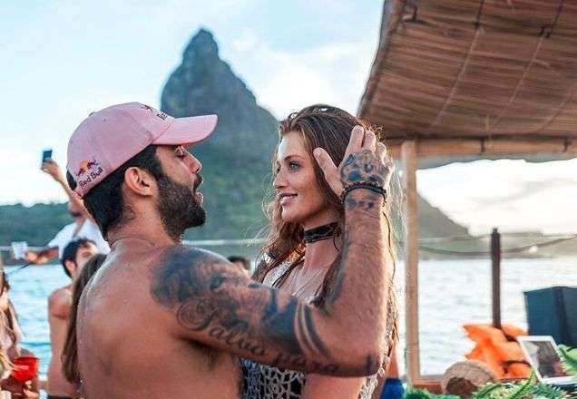 Em clima romântico, Pedro Scooby e Cintia Dicker curtem praia do Nordeste