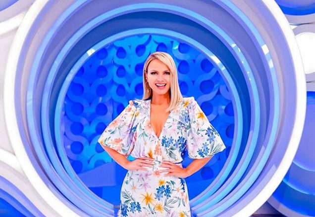Eliana leva Manu para ver o Mickey pela 1ª vez e reação da menina diverte
