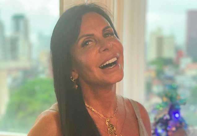 Gretchen rebate seguidor após postar foto antiga "sem umbigo"