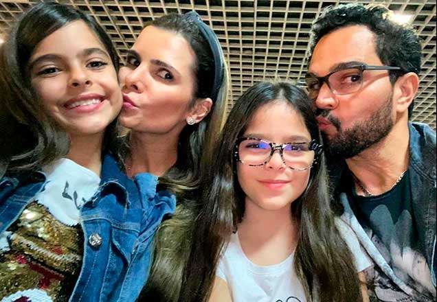 Luciano posta foto com a família e mansão do cantor chama atenção