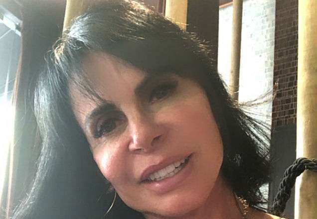 Gretchen responde a post e fala em processar Carlos Bolsonaro