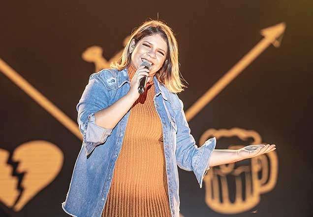 Um mês após dar à luz Leo, Marília Mendonça aparece com o rosto fininho