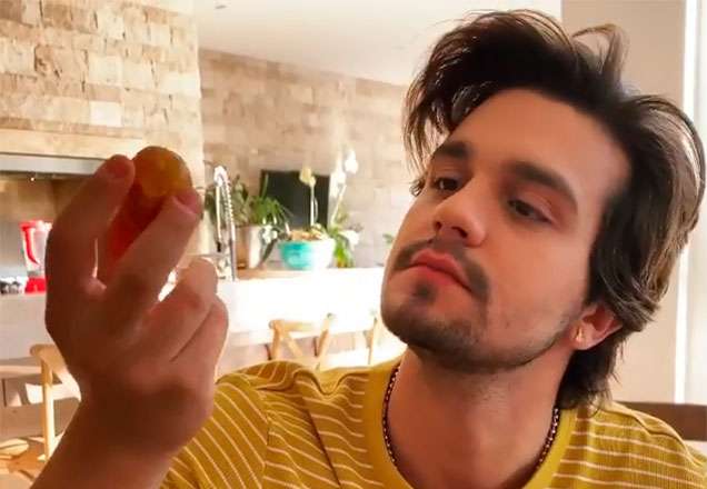 Luan Santana faz tutorial de como comer pequi