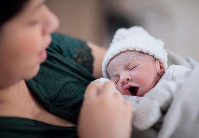 Marília Mendonça celebra primeiro mês de vida do filho com fotos inéditas