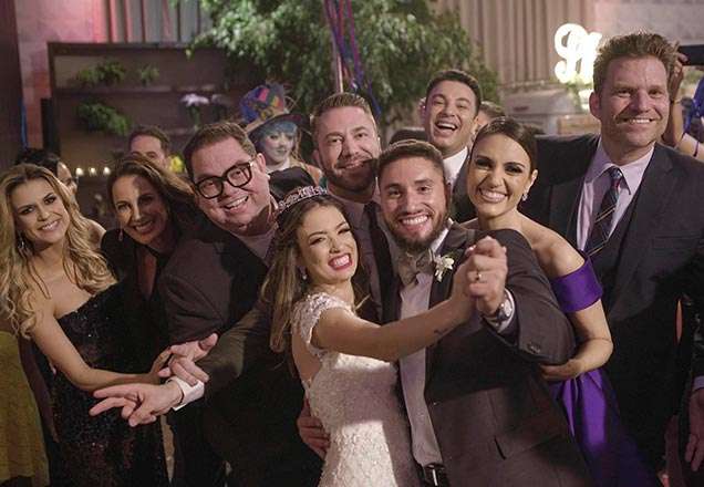 Time do Fábrica de Casamentos com noivos na festa