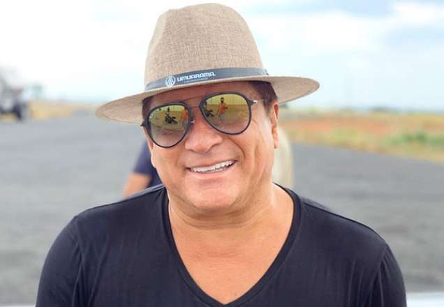 Leonardo empurra carro de luxo e brinca: "Adianta ter Ferrari e não por gasolina?"