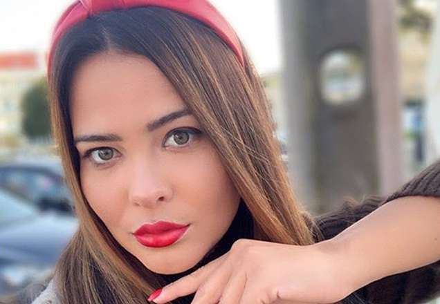 De férias, Geisy Arruda causa ao exibir bumbum em saia justinha