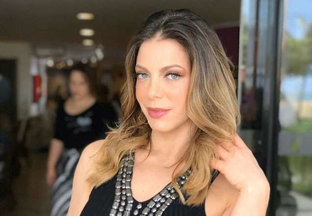 Aos 41 anos, Sheila Mello posa de biquíni e corpo definido chama atenção