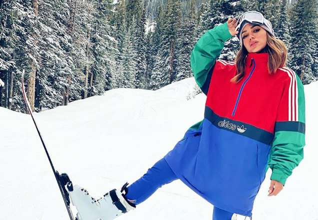 Anitta ataca de pizzaiola em reunião com amigos