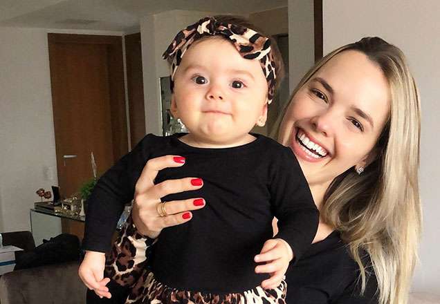 Filha da cantora Thaeme comemora 9 meses com vestido luxuoso