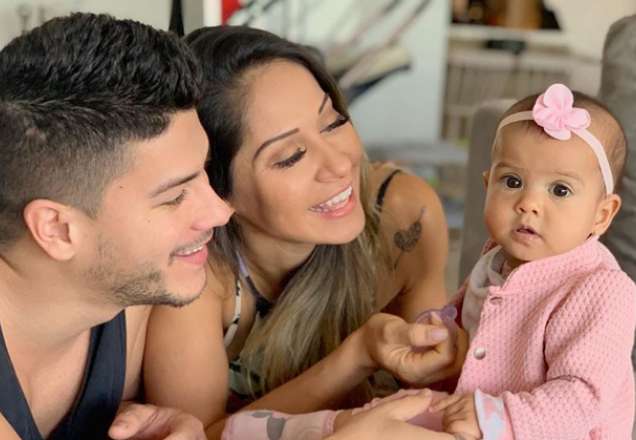 Mayra Cardi e Arthur Aguiar presenteiam babá da filha com carrão