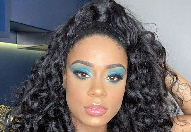 MC Rebecca usa maiô bem cavado e quase mostra demais