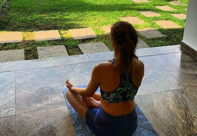 Isis Valverde aposta na Yoga para cuidar do corpo e da mente
