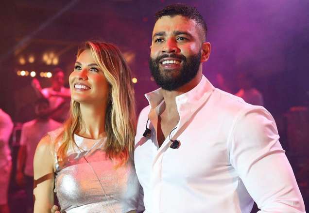 Andressa Suita se emociona ao ver reação do filho mexendo nas fotos da família