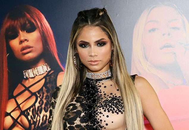 Lexa viaja sozinha e fala sobre rumores de separação