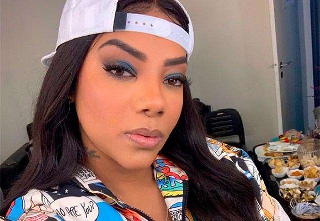 Ludmilla aposta em look all jeans com barriguinha de fora e encanta internet