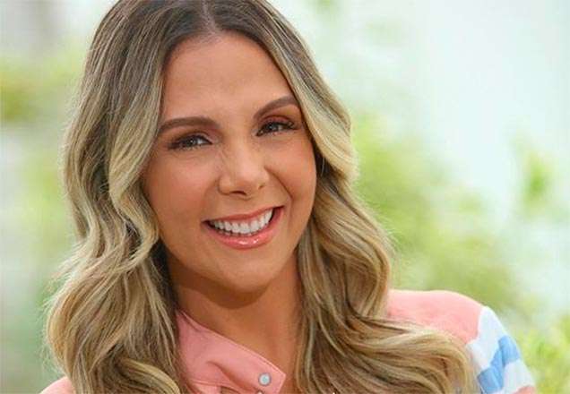 Carla Perez aposta em saia longa com cropped e barriguinha de fora chama atenção