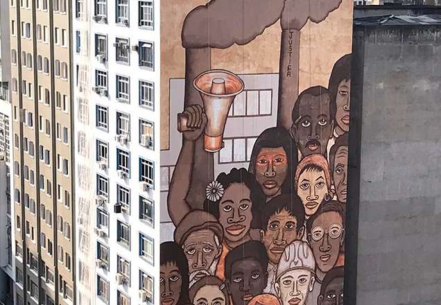 trecho do painel criado pelo artista mundano, com lama toxica do desastre de brumadinho