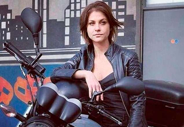 a atriz Christiana Ubach, caracterizada como Joana, a garota da moto