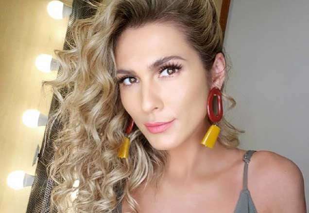 Lívia Andrade surge de biquíni fio dental e quase mostra demais na Bahia