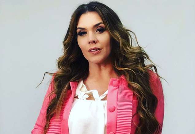 Simony exibe corpão em dia ao posar de biquíni na praia