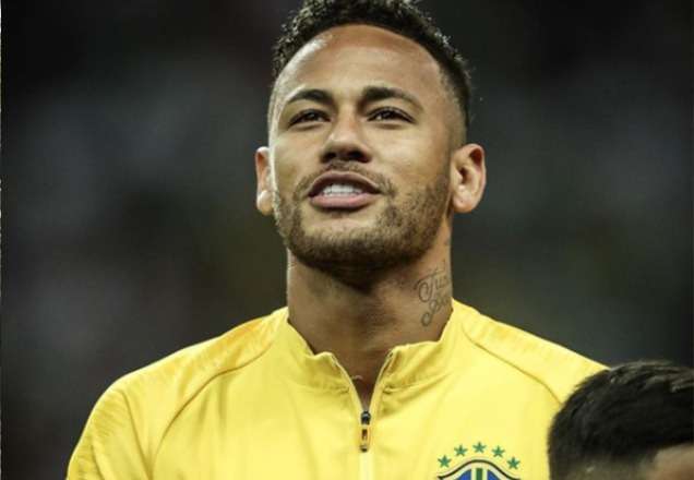 Neymar se parabeniza pelo próprio aniversário em postagem sem camisa