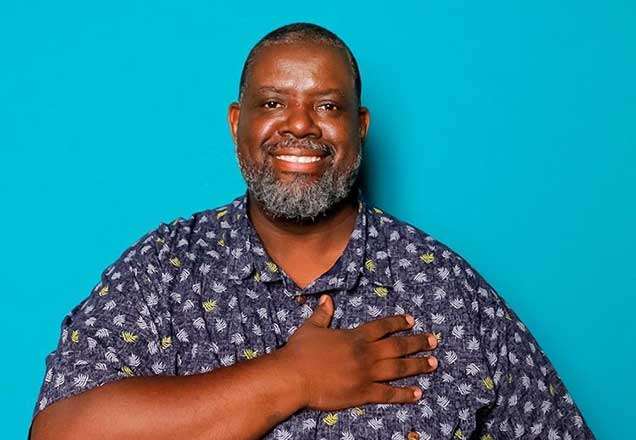 Encantado, Péricles aparece "babando" pela filha recém-nascida