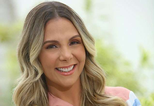 Carla Perez surge deslumbrante com vestido tomara que caia amarelo