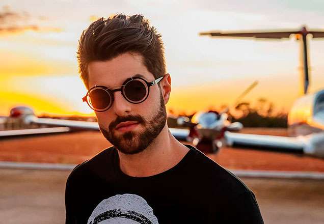 Alok posta foto segurando o filho, e fã chama atenção: "segura direito"