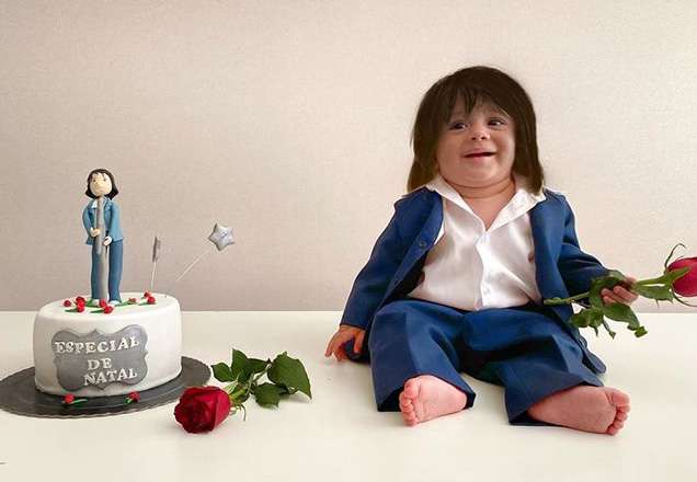 Bebê fica famoso na internet por comemorar os "mesversários" com fantasia de artistas