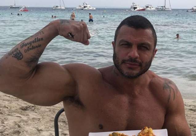 Pagou caro: Kleber Bambam compra carrão de luxo e ostenta nas redes