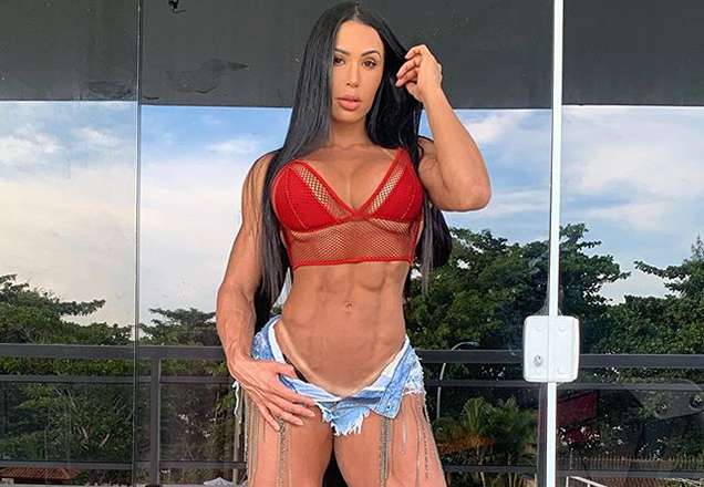 Corpão! Gracyanne Barbosa arranca elogios ao posar de biquíni de fita adesiva