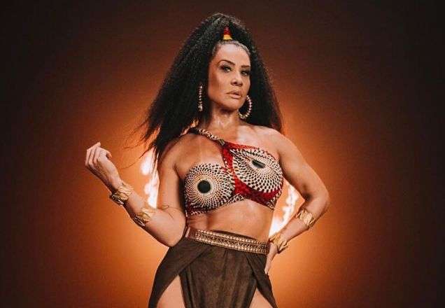 Scheila Carvalho aposta em fantasia transparente para o pré-Carnaval