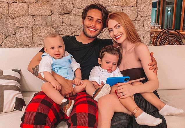 Sarah Poncio e Jonathan Couto adotam menino e ele ganha um novo nome