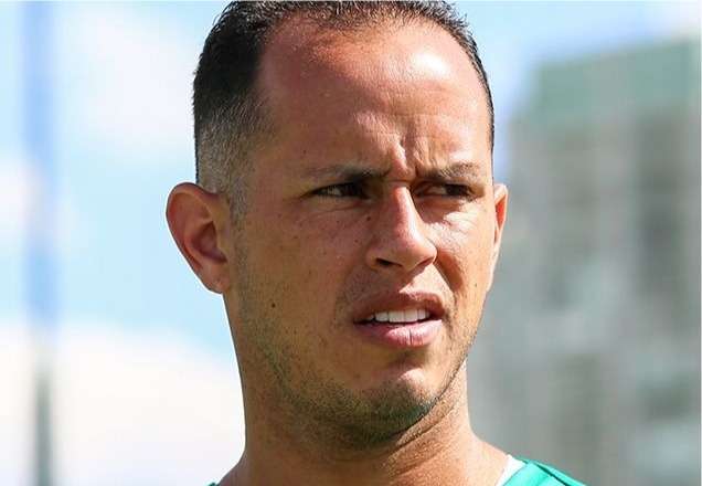 Jogador leva meninos que encontrou no semáforo às compras