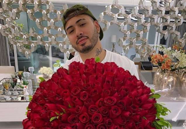 Kevinho recebe declaração de amor após aparecer com buquê gigante