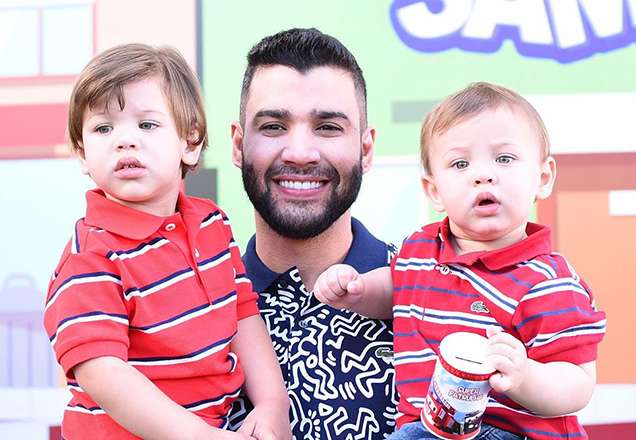 Gusttavo Lima mostra vídeo raríssimo ao lado dos filhos e encanta os fãs