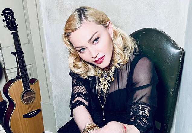 Madonna tenta esconder, mas é vista aos beijos com o novo namorado