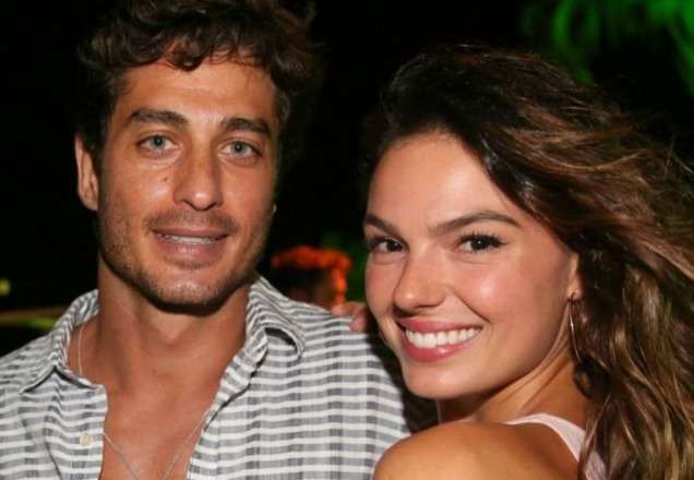Isis Valverde publica foto com marido e detalhe chama atenção
