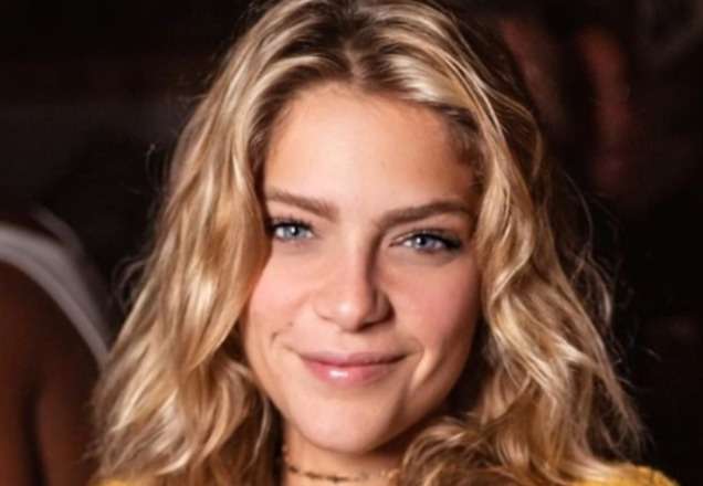 Isabella Santoni aparece com look nude e seguidores aprovam