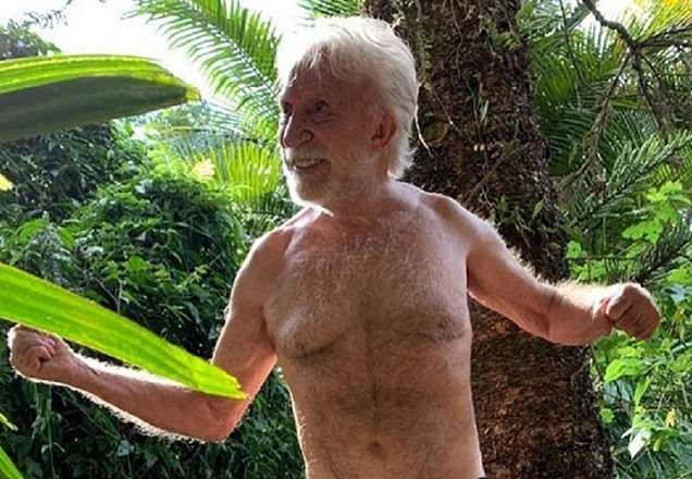Aos 83 anos, Moacyr Franco posta foto de sunga e arranca elogios